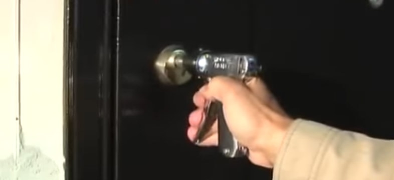 На видео открыли металлическую дверь без взлома